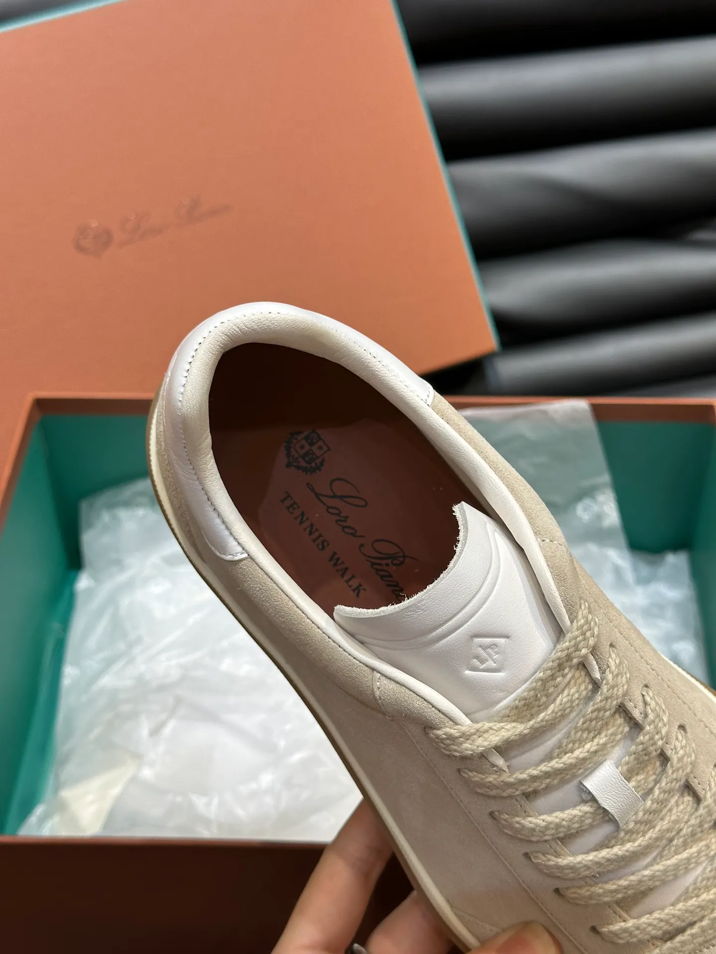 p420 Men's Shoes New 🆕Lp Old Money Style Men's Low-top Casual Tennis Shoes Loro Piana's high-end series has launched sports shoe styles made of soft cowhide. The breathable properties and flexible texture of natural materials make the sneakers both functional and comfortable. The high-quality metal-free tanning and tumble process highlights the natural texture of the leather, while the camel-colored sole and white rubber trim create a double-layer sole effect, making it an everyday shoe that can easily create a lazy and casual style! Size: 39-44 (45, 46 customized